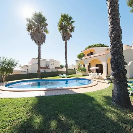 Sleeps 6 Wifi Villa
